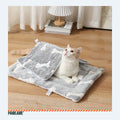 Chat couché sur le tapis en molleton